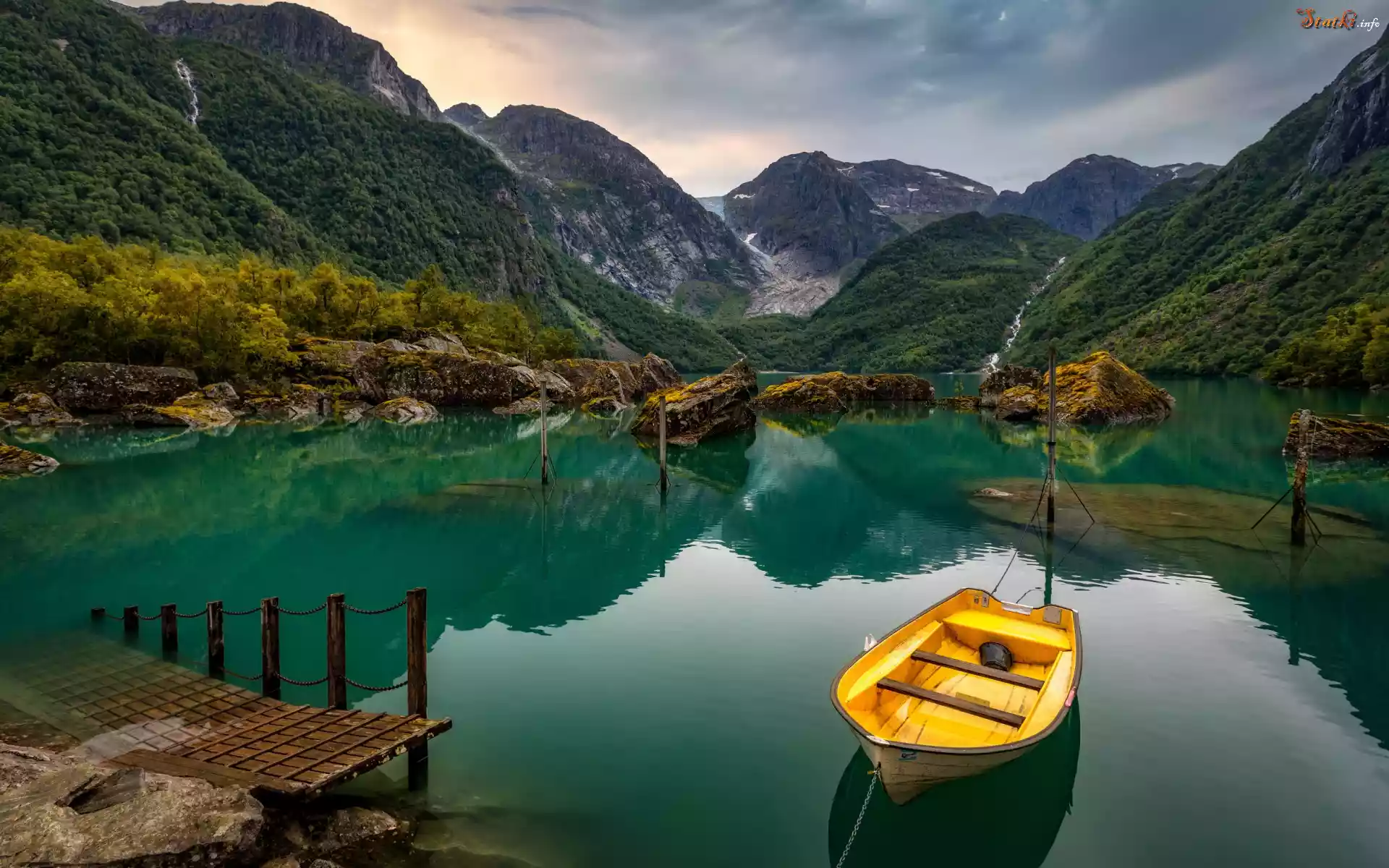 Łódka, Jezioro Bondhusvatn, Pomost, Skały, Góry, Lodowiec Folgefonna, Jęzor Bondhusbreen, Hordaland, Norwegia