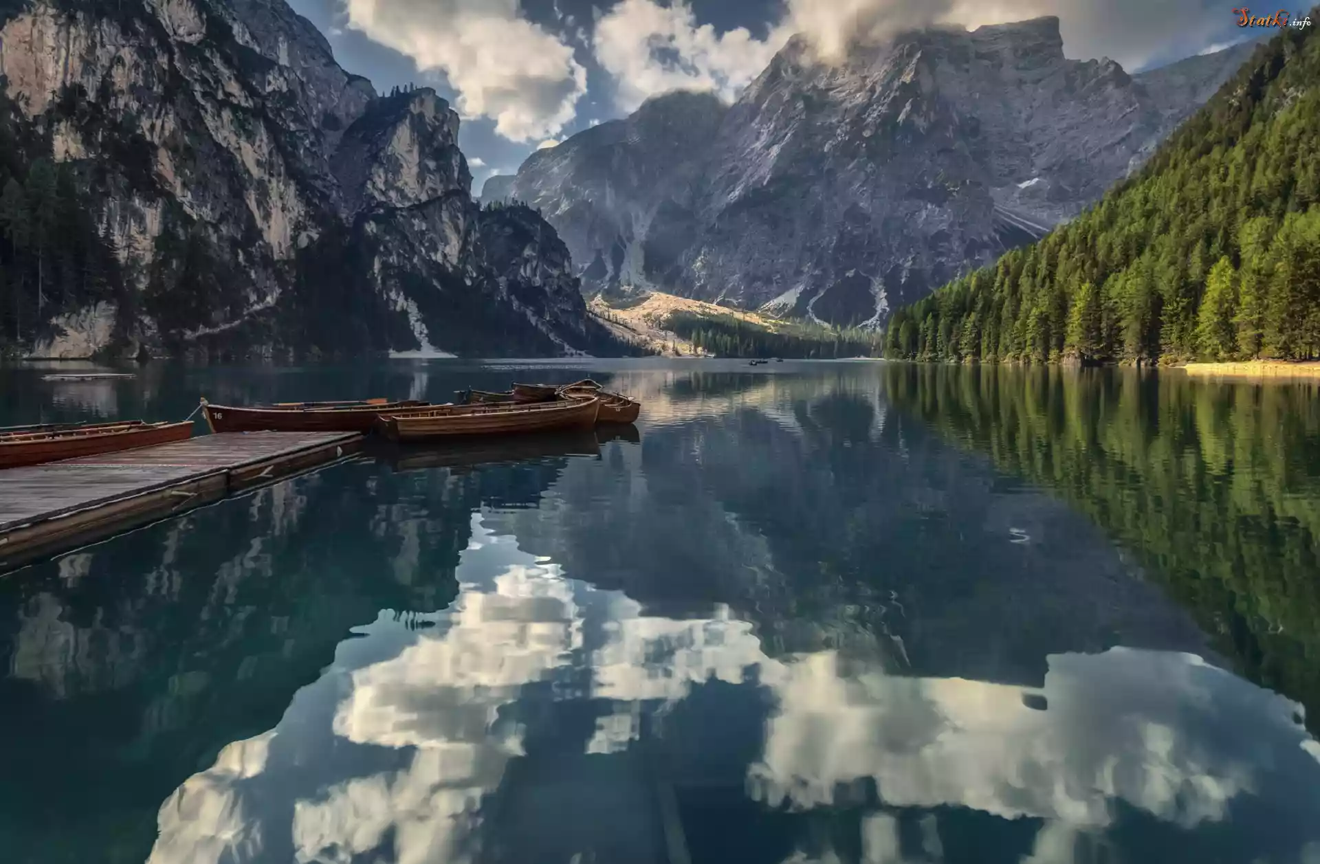 Jezioro Pragser Wildsee, Lago di Braies, Góry, Dolomity, Drzewa, Pomost, Łódki, Chmury, Odbicie, Włochy