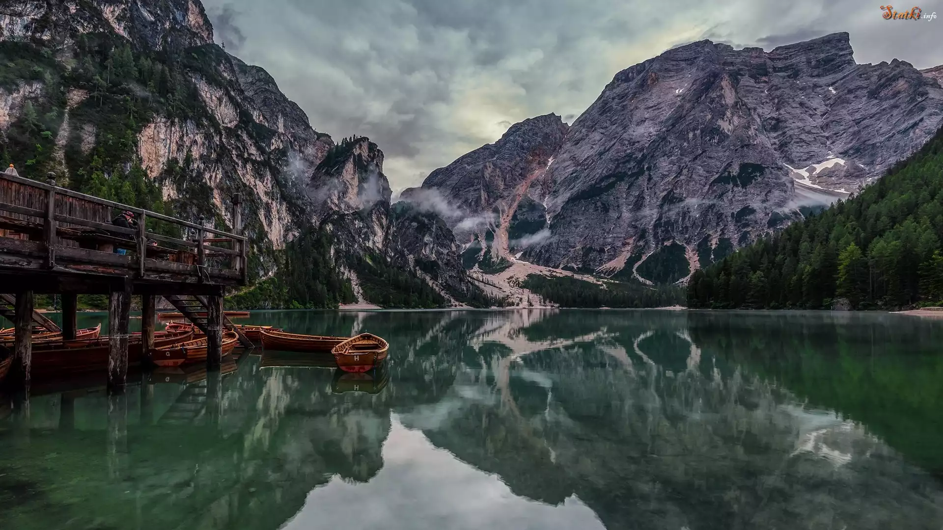 Włochy, Jezioro, Pragser Wildsee, Lago di Braies, Góry, Dolomity, Pomost, Łódki, Chmury
