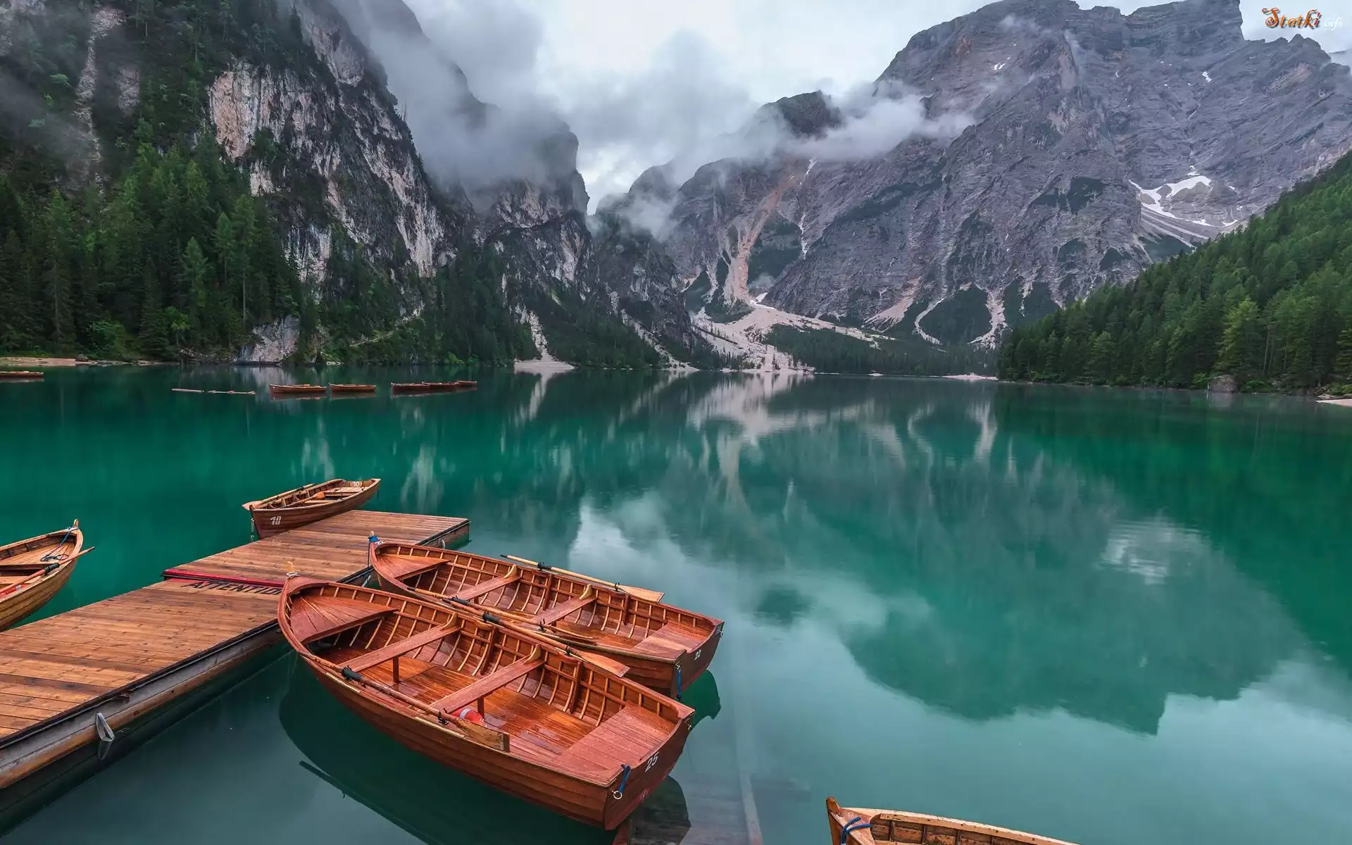 Włochy, Jezioro Pragser Wildsee, Lago di Braies, Góry, Dolomity, Pomost, Łódki, Chmury