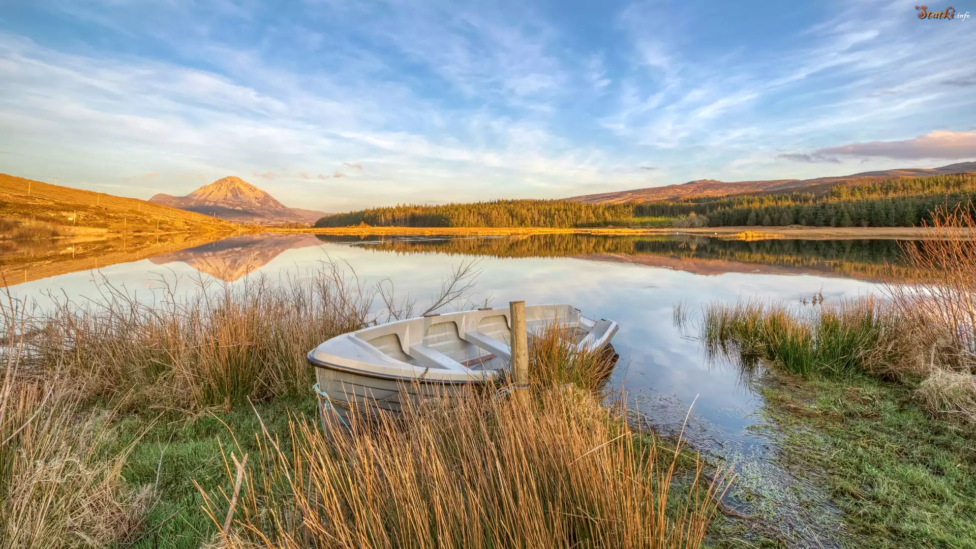 Góry, Szczyt Errigal, Jezioro Dunlewey, Łódka, Trawy, Gweedore, Irlandia