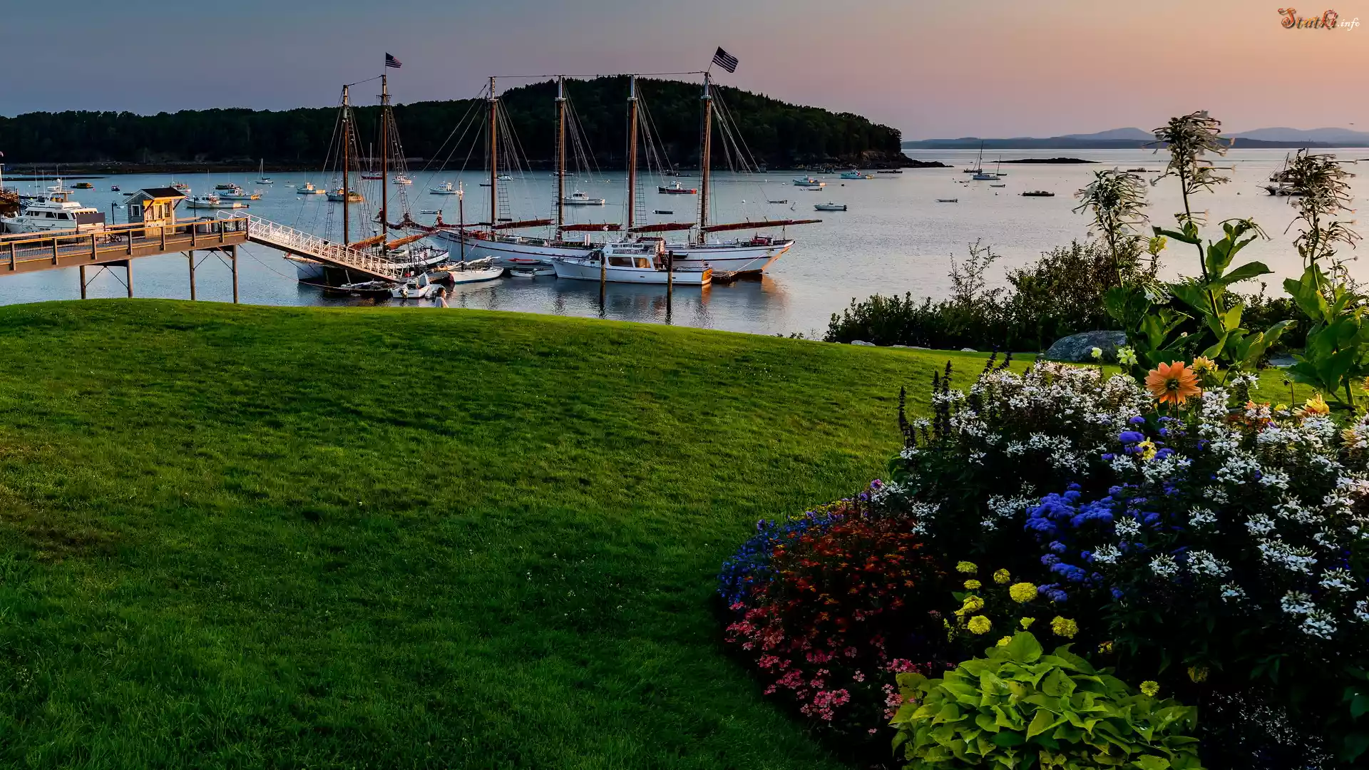 Przystań, Żaglówki, Jezioro, Rabatka, Kwiaty, Bar Harbor, Stan Maine, Stany Zjednoczone