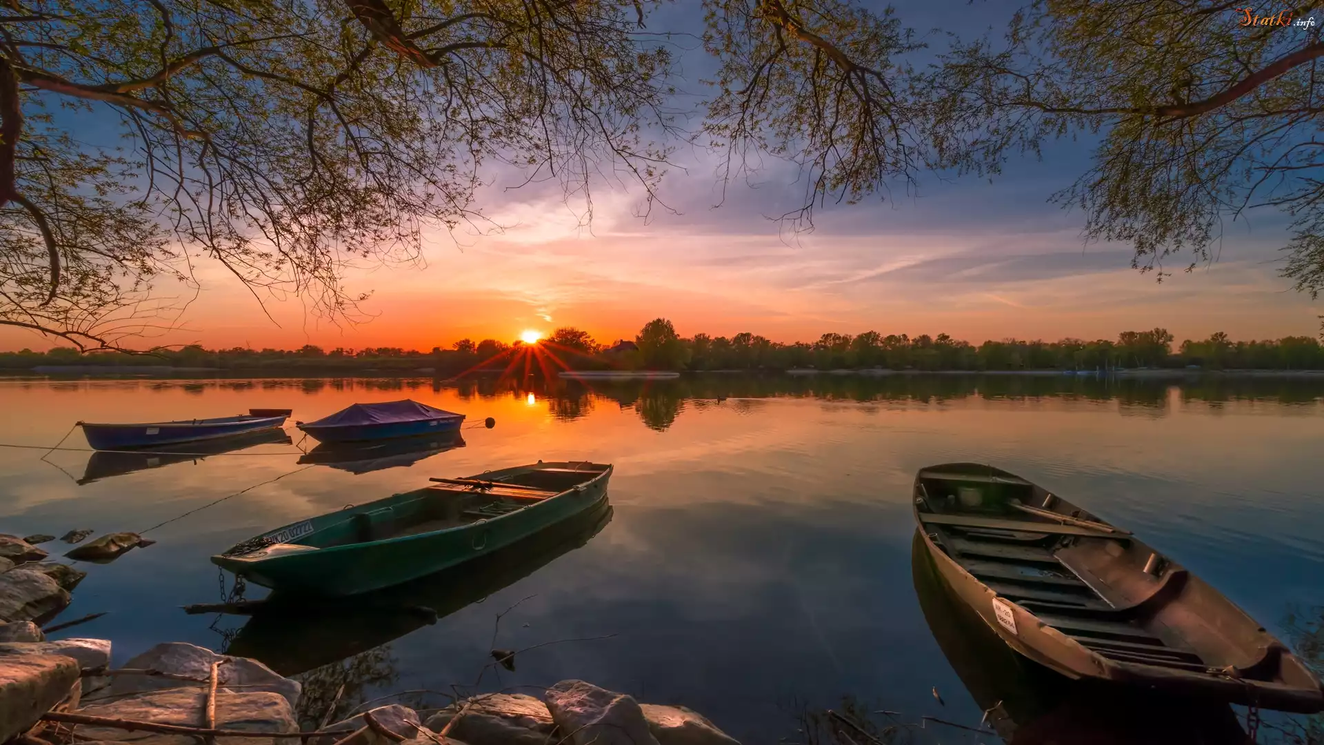Jezioro, Łódki, Zachód słońca, Gałęzie