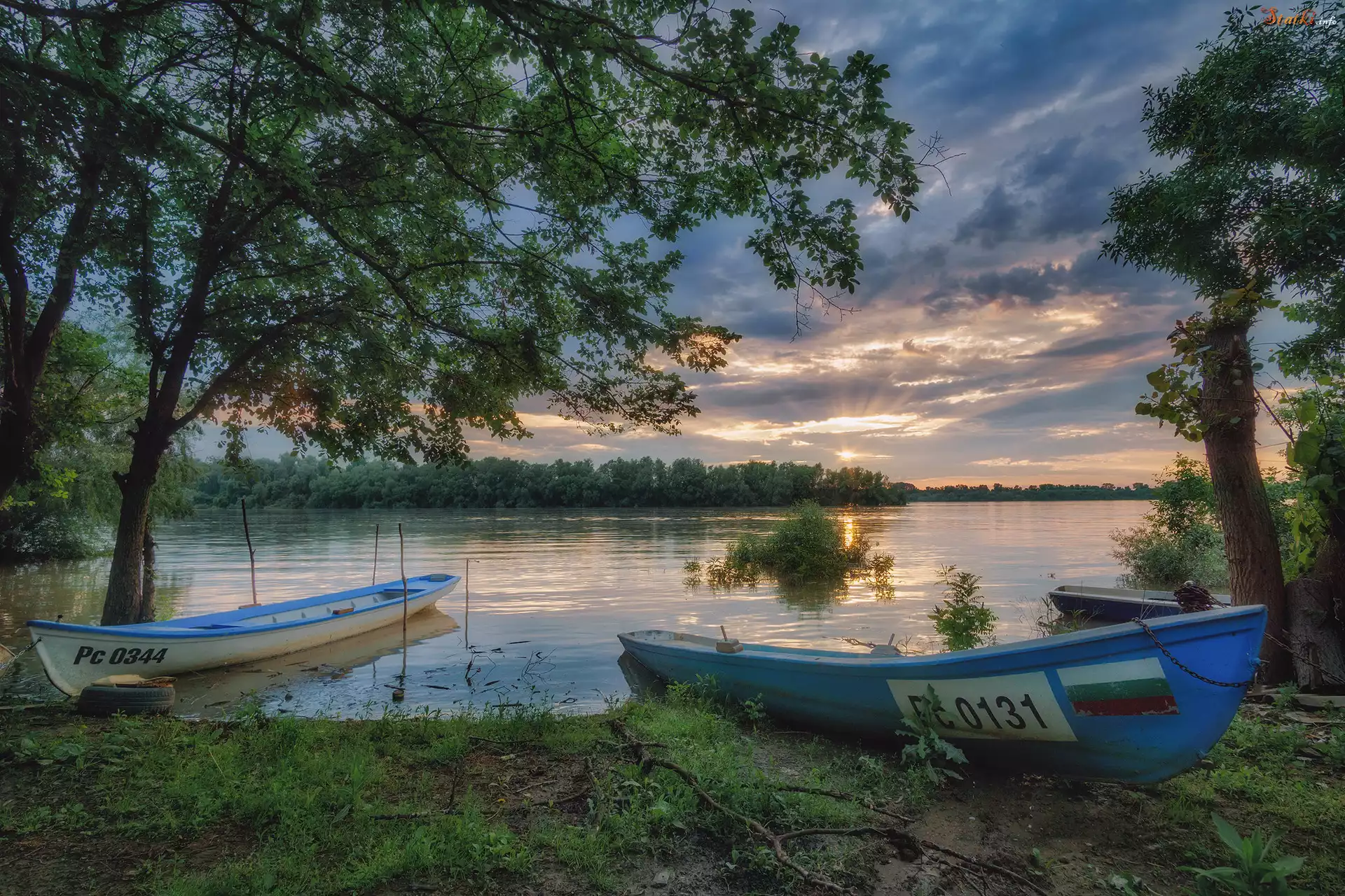 Jezioro, Łódki, Brzeg, Drzewa, Zachód słońca