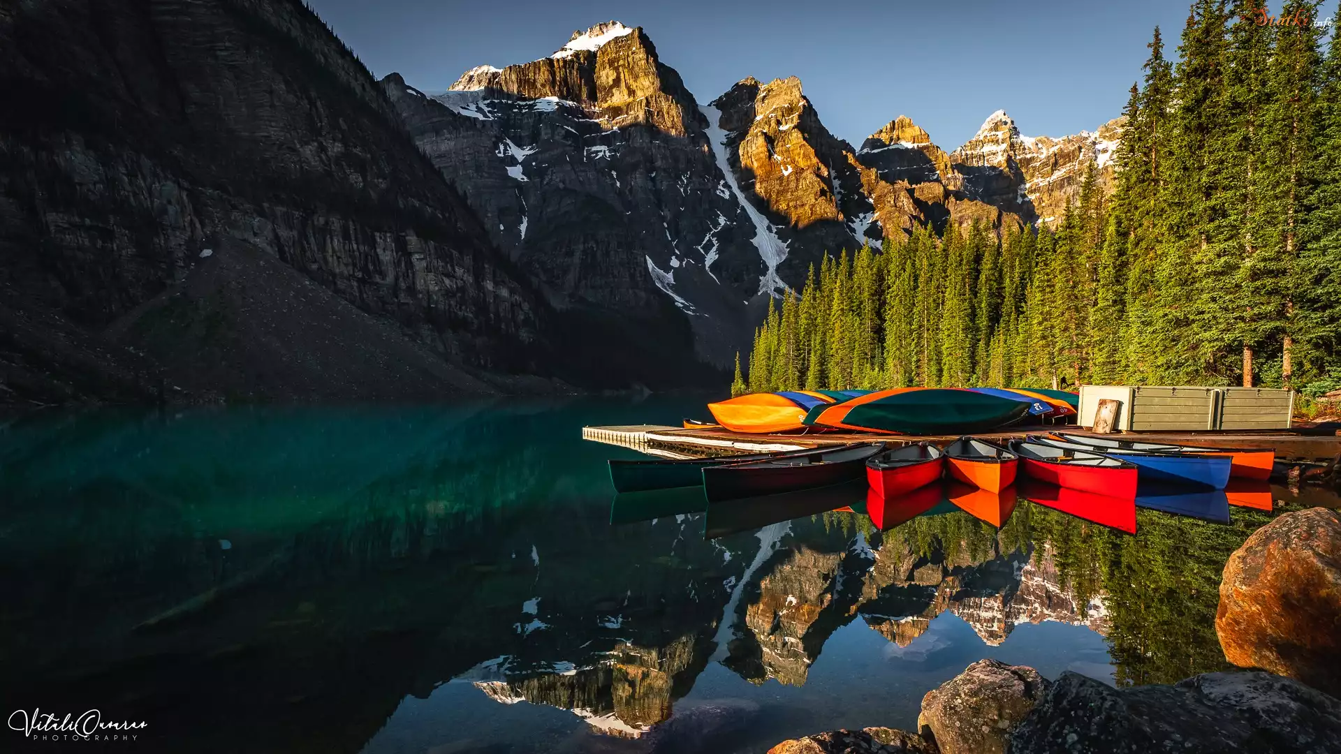 Jezioro, Moraine Lake, Pomost, Kajaki, Las, Drzewa, Góry, Park Narodowy Banff, Prowincja Alberta, Kanada