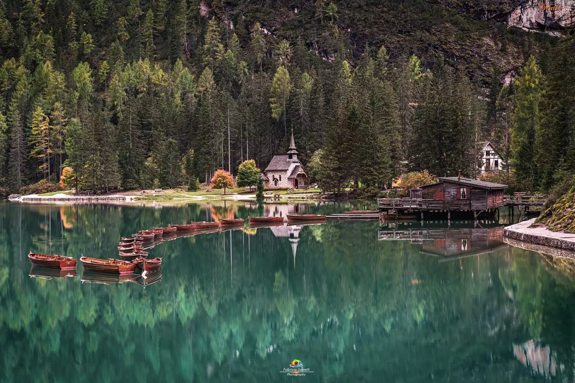 Włochy, Jezioro Pragser Wildsee, Lago di Braies, Góry Dolomity, Las, Drewniany, Domek, Łódki, Kościół