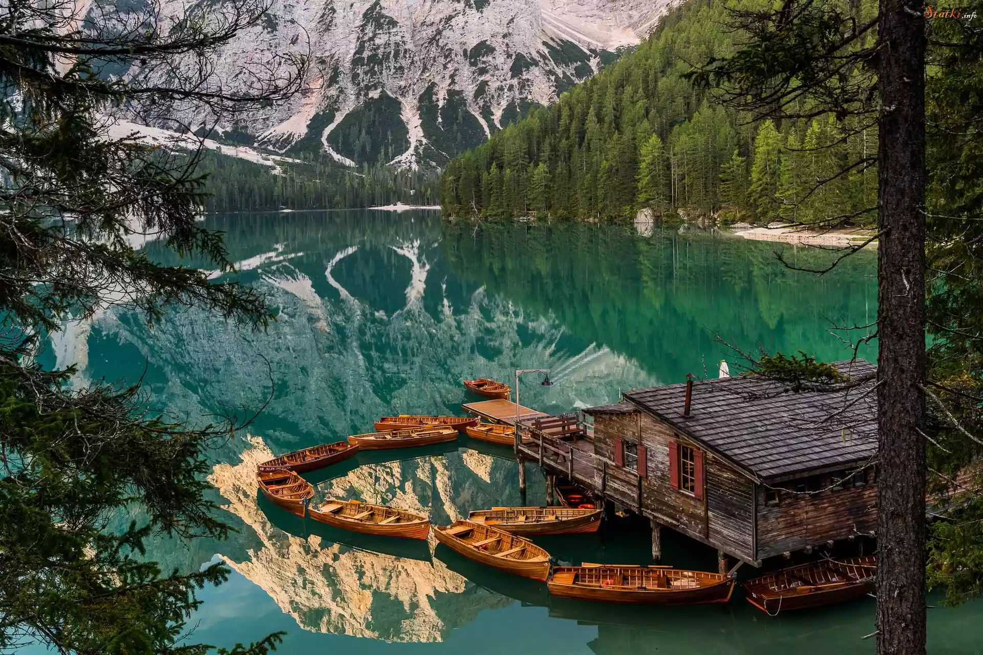 Włochy, Jezioro Pragser Wildsee, Tyrol, Góry, Dolomity, Domek, Łódki, Lasy