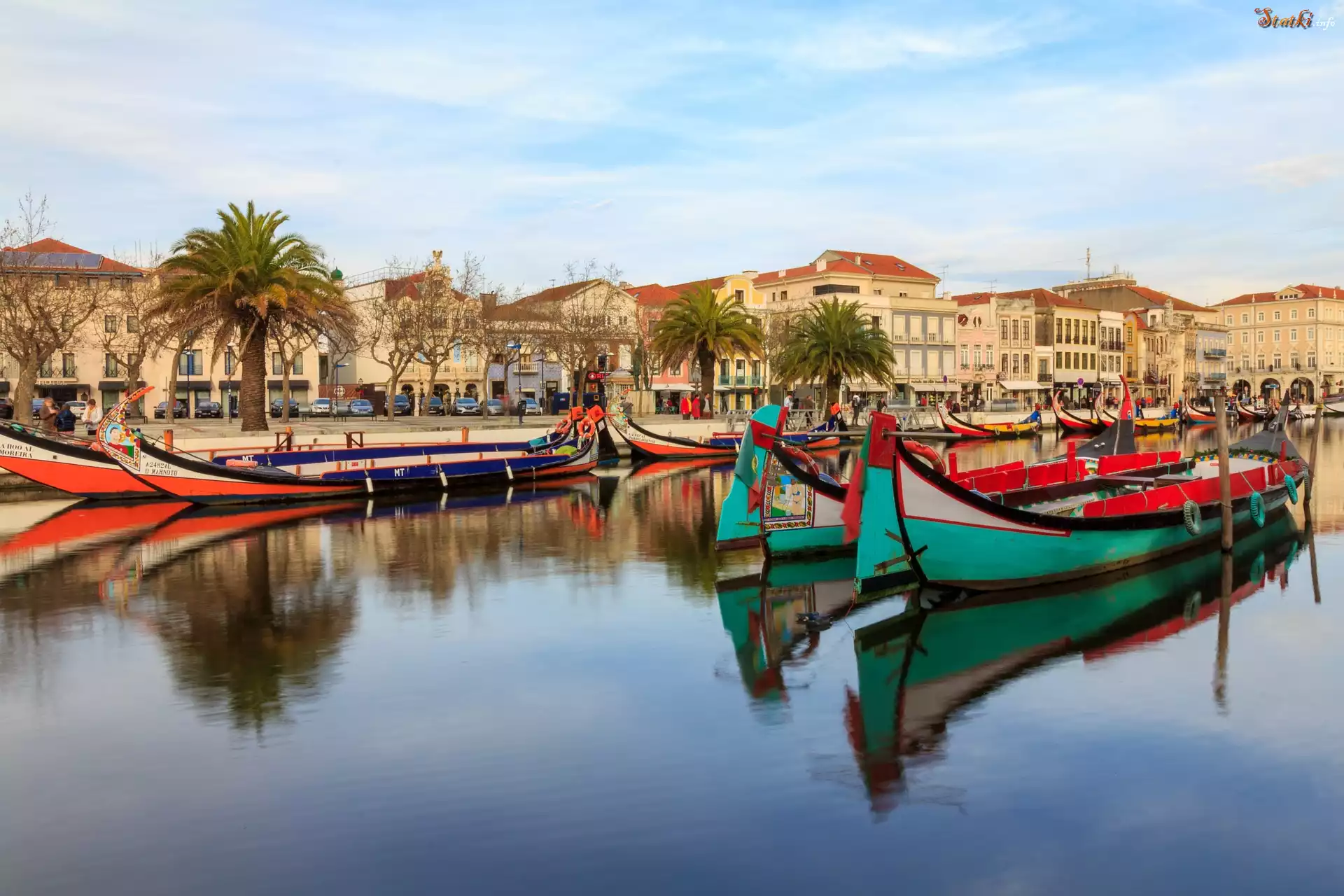 Kanał wodny, Domy, Łódki, Aveiro, Portugalia