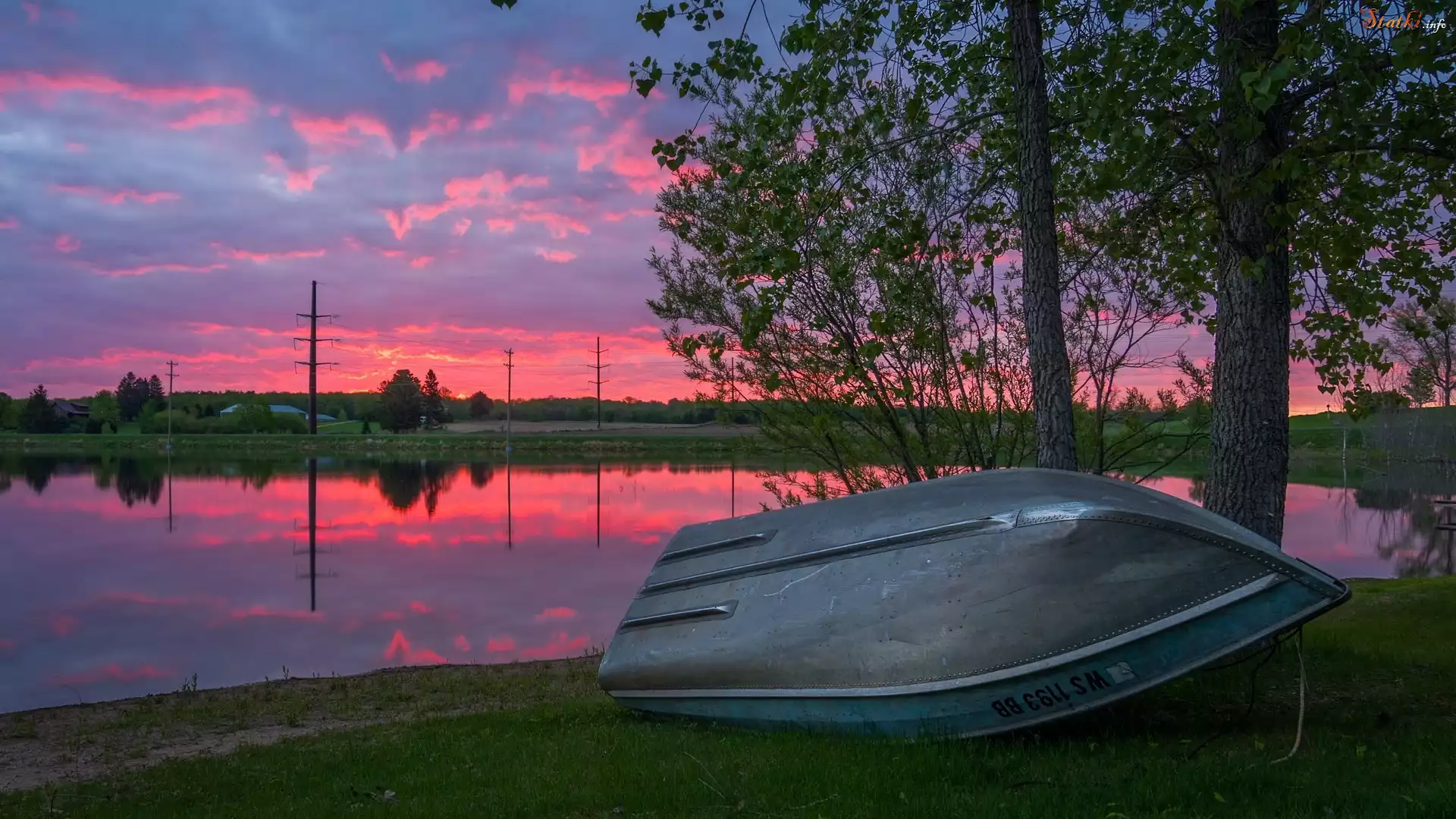Zachód słońca, Różowe, Niebo, Jezioro, Sand Lake, Łódka, Drzewa, Trawa, Wisconsin, Stany Zjednoczone