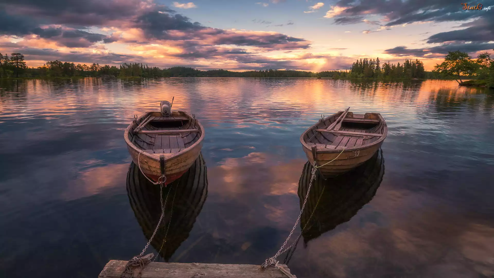 Norwegia, Ringerike, Jezioro, Drzewa, Pomost, Łódki, Chmury