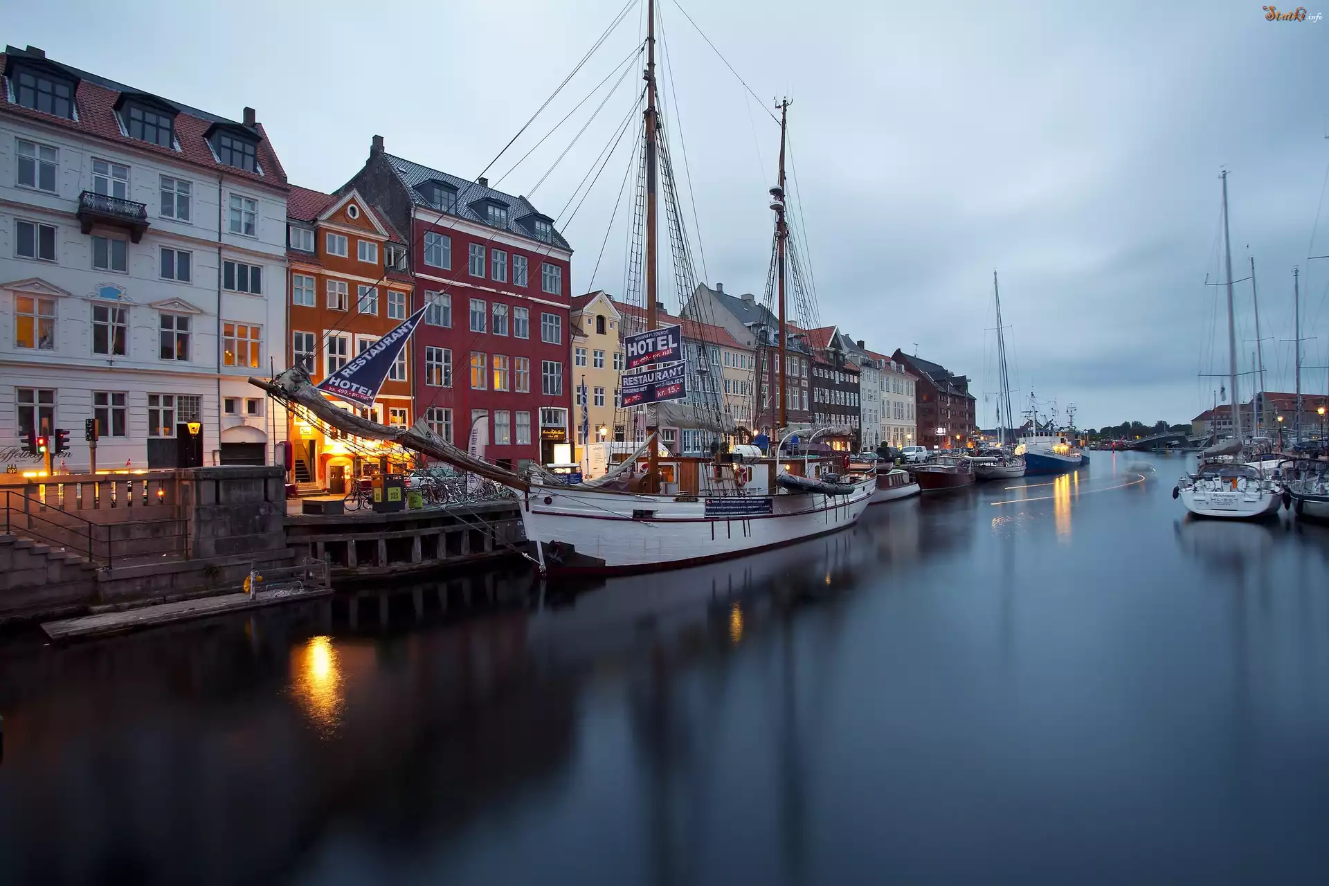 Kanał Nyhavn, Żaglówki, Domy, Przystań, Kopenhaga, Dania