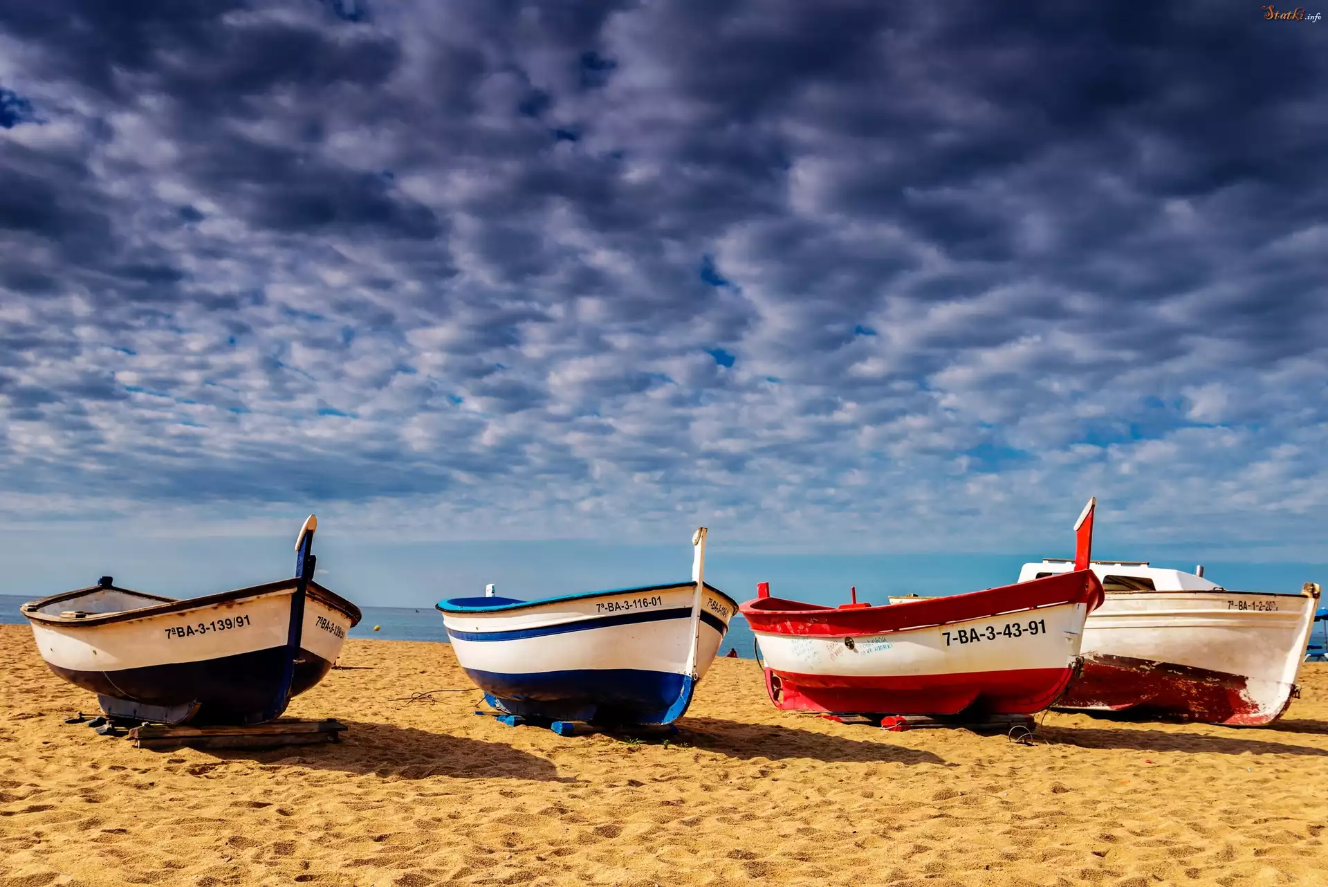 Plaża, Łódki, Chmury