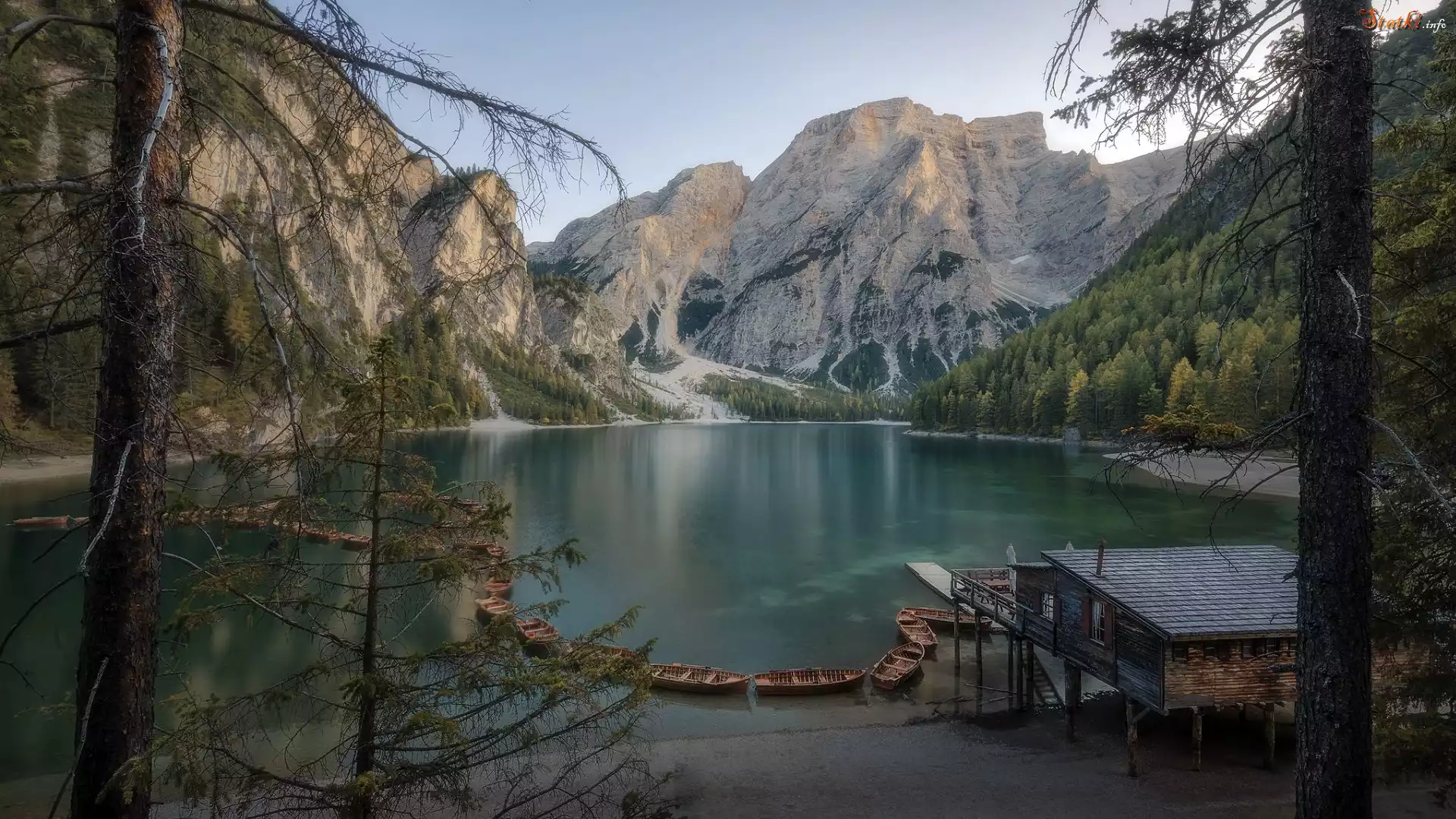 Włochy, Południowy Tyrol, Park Przyrody Fanes-Sennes-Prags, Jezioro Pragser Wildsee, Lago di Braies, Góry Dolomity, Pomost, Drewniany, Domek, Łódki, Drzewa