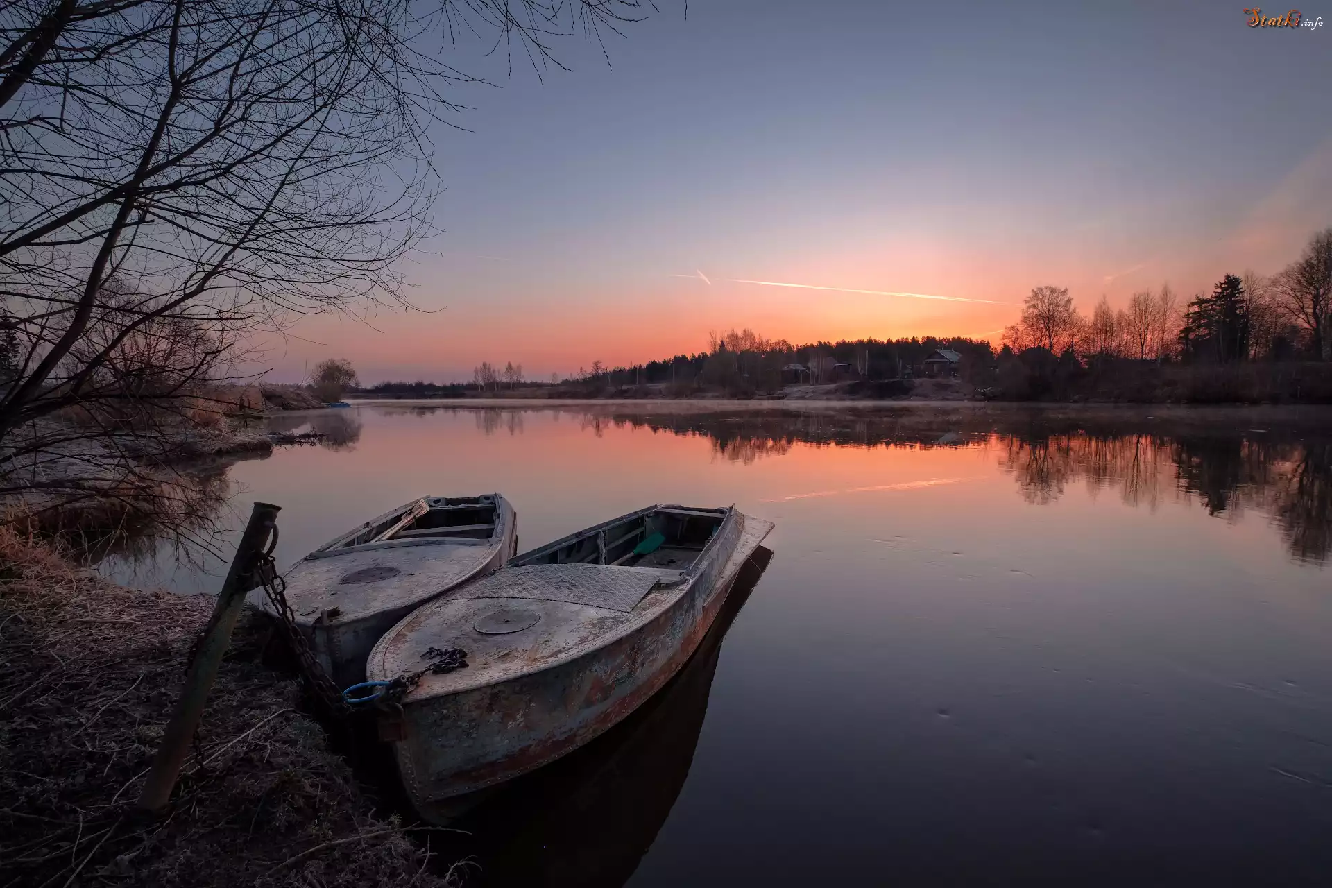 Rzeka Dubna, Brzeg, Łódki, Drzewa, Domy, Wschód słońca, Łatgalia, Łotwa