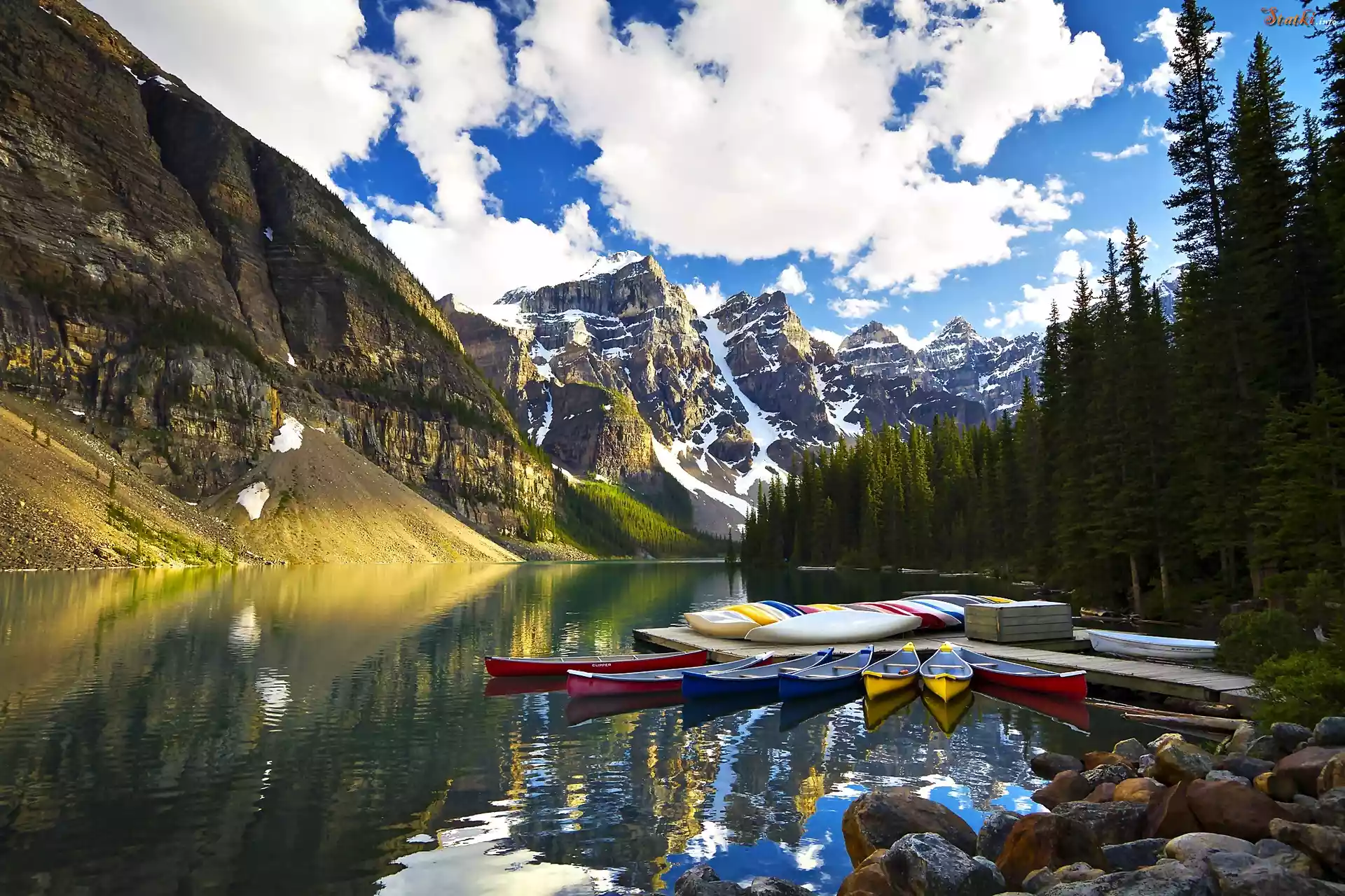 Kanada, Prowincja Alberta, Park Narodowy Banff, Jezioro Moraine, Dolina Dziesięciu Szczytów - Valley of the Ten Peaks, Łódki