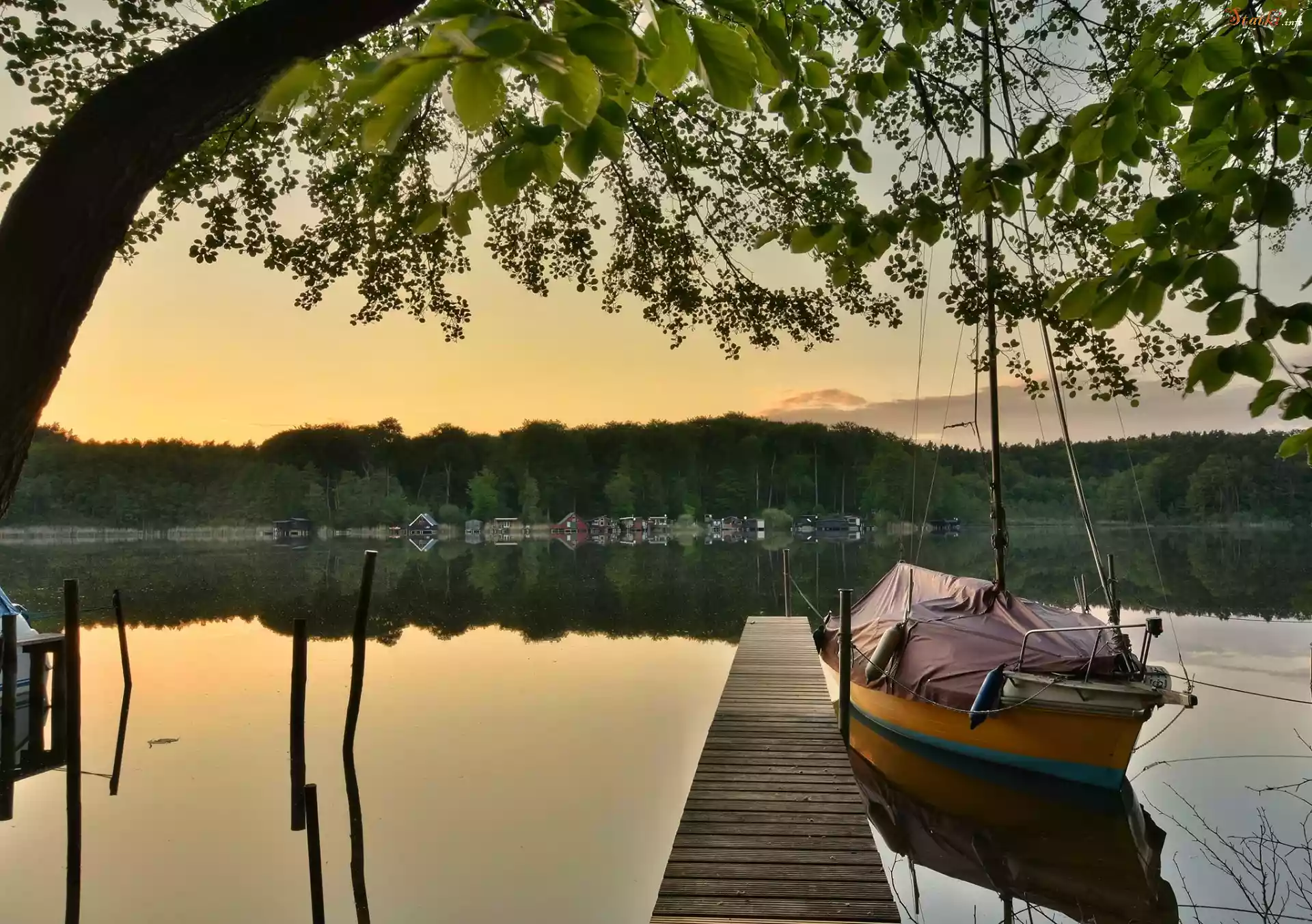 Żaglówka, Jezioro, Pomost, Drzewo