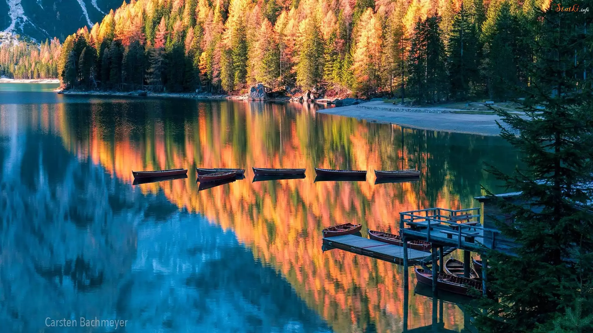 Łódki, Przystań, Drzewa, Las, Odbicie, Jezioro Pragser Wildsee, Góry, Włochy