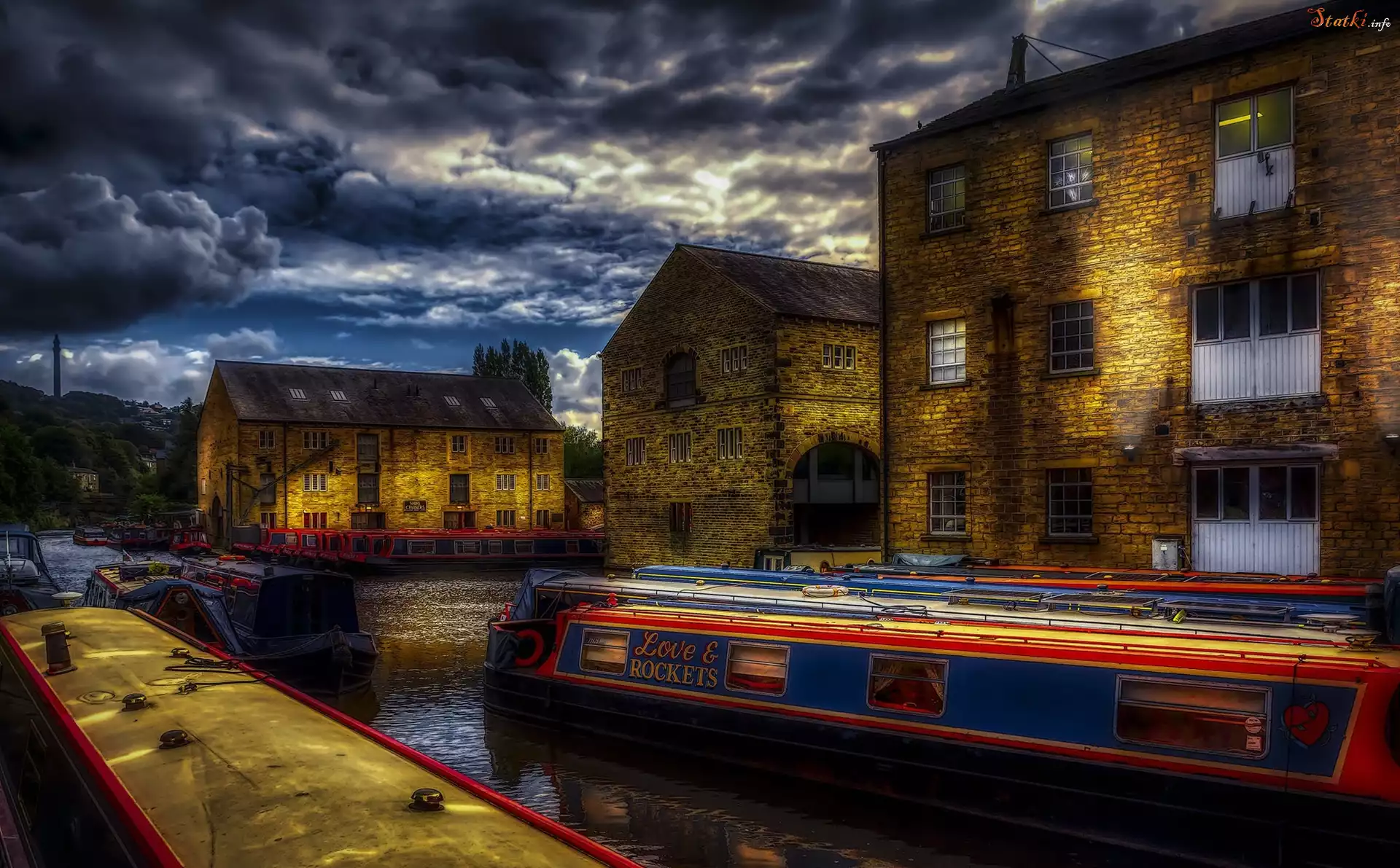 Rzeka, Kanał, Rochdale Canal, Statki, Domy, Pochmurne, Niebo, Sowerby Bridge, Anglia