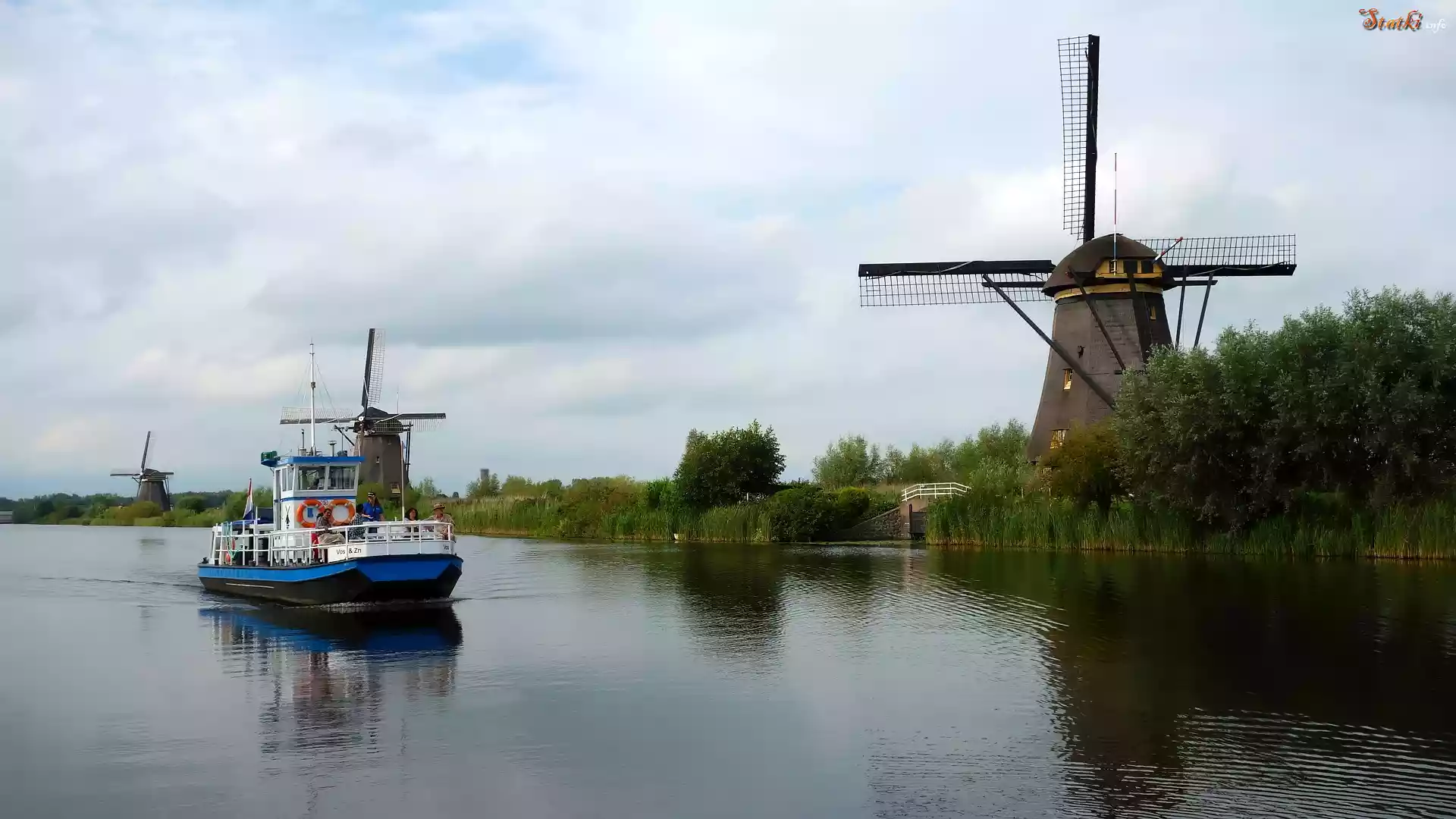 Rzeka, Statek, Wiatraki, Wieś Kinderdijk, Holandia