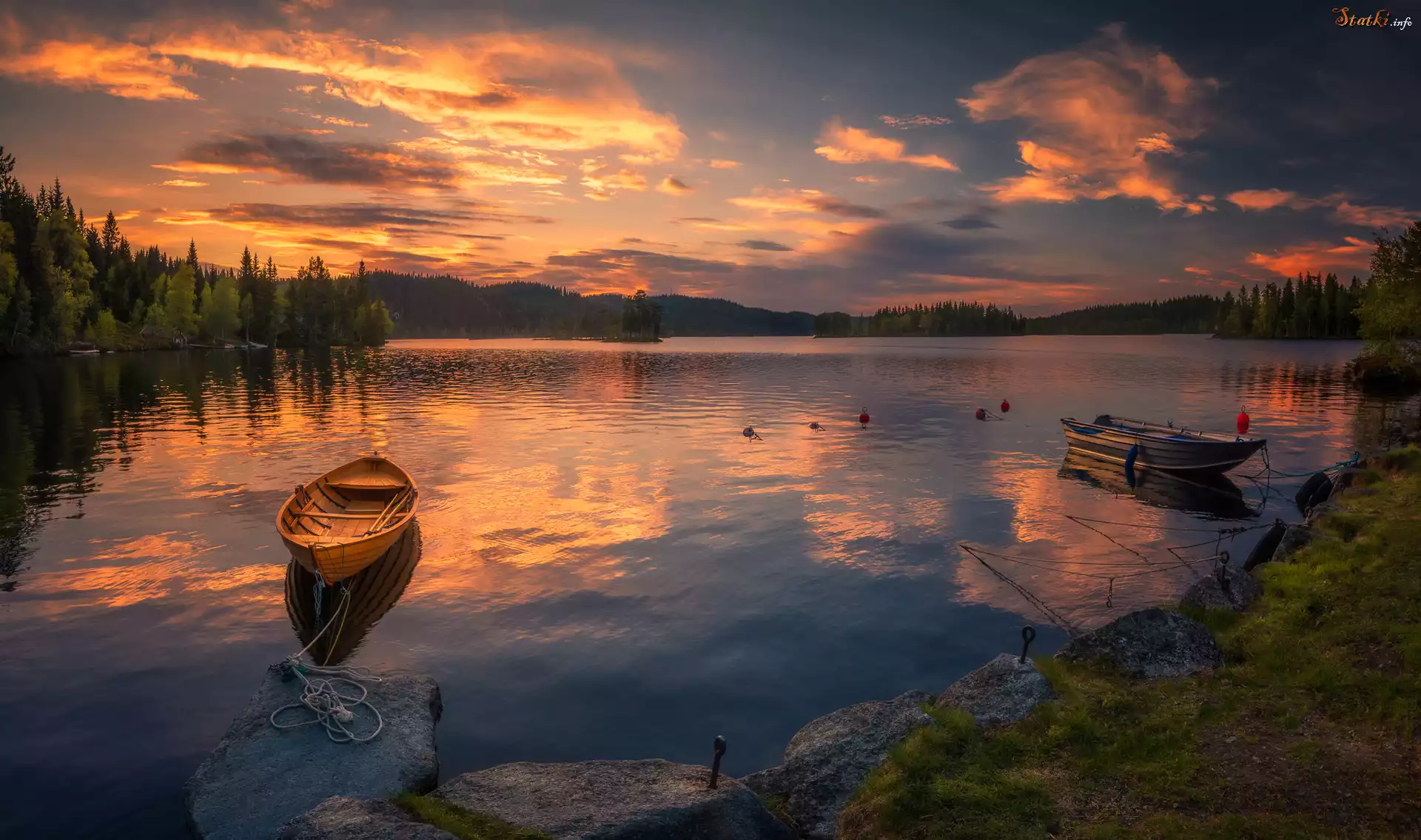Norwegia, Ringerike, Jezioro, Łódki, Brzeg, Drzewa, Chmury, Zachód słońca