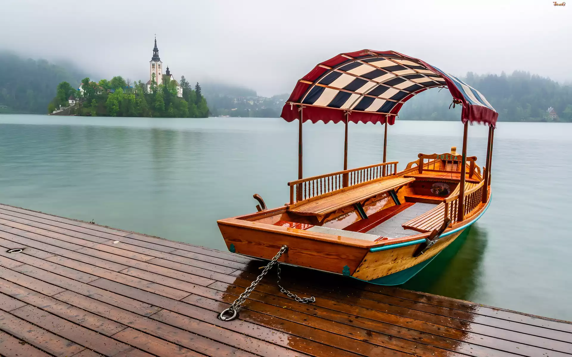 Słowenia, Jezioro, Bled, Pomost, Łódka, Wyspa Blejski Otok, Kościół Zwiastowania Marii Panny, Góry Alpy Julijskie, Lasy, Mgła