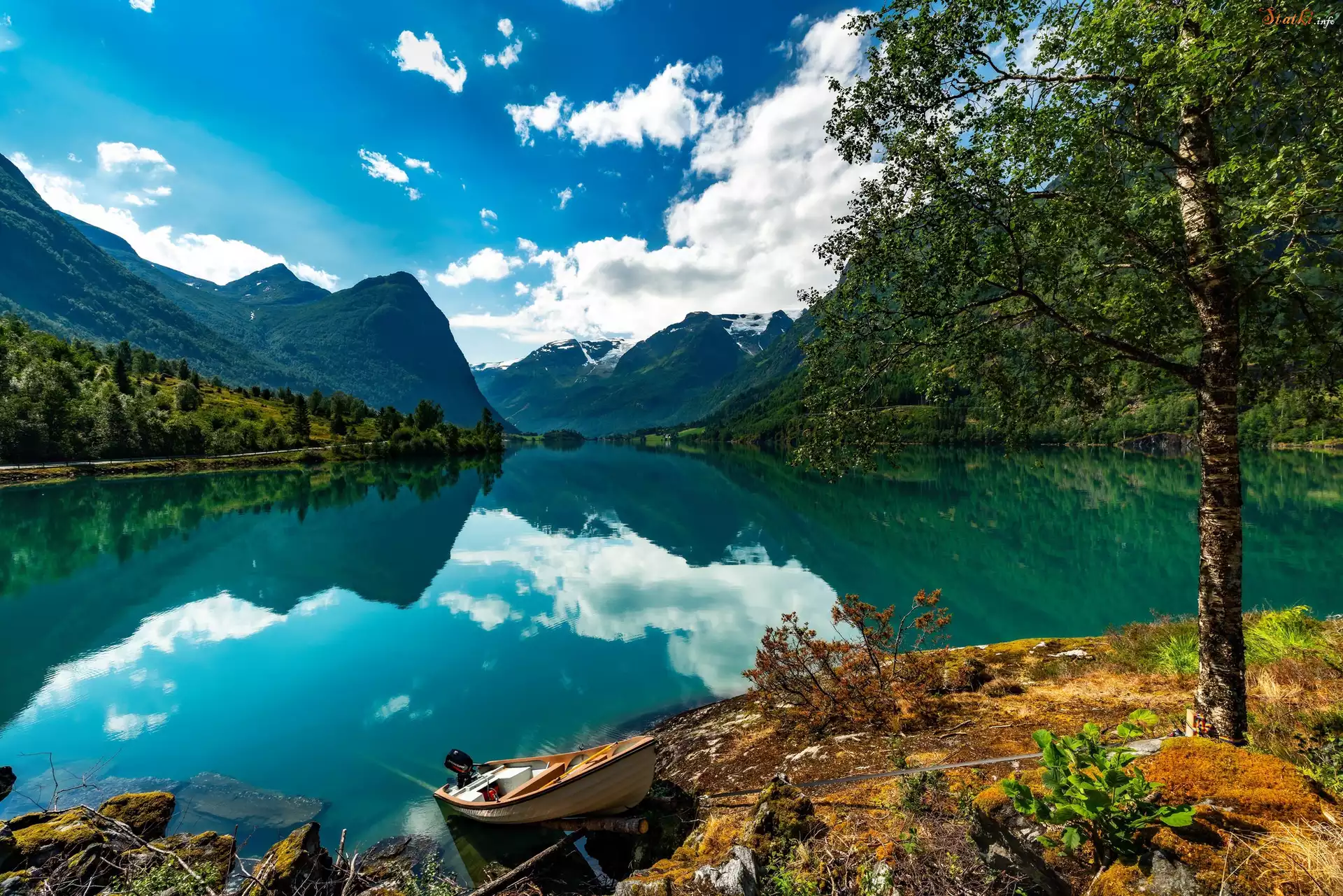 Norwegia, Okręg Sogn og Fjordane, Jezioro, Góry, Drzewa, Chmury, Łódka, Odbicie