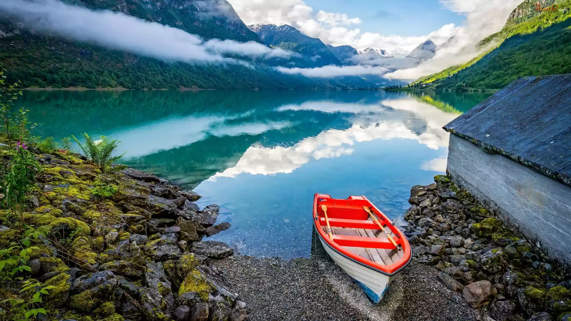Norwegia, Okręg Sogn og Fjordane, Wieś Olden, Fiord Innvikfjord, Góry, Kamienie, Łódka