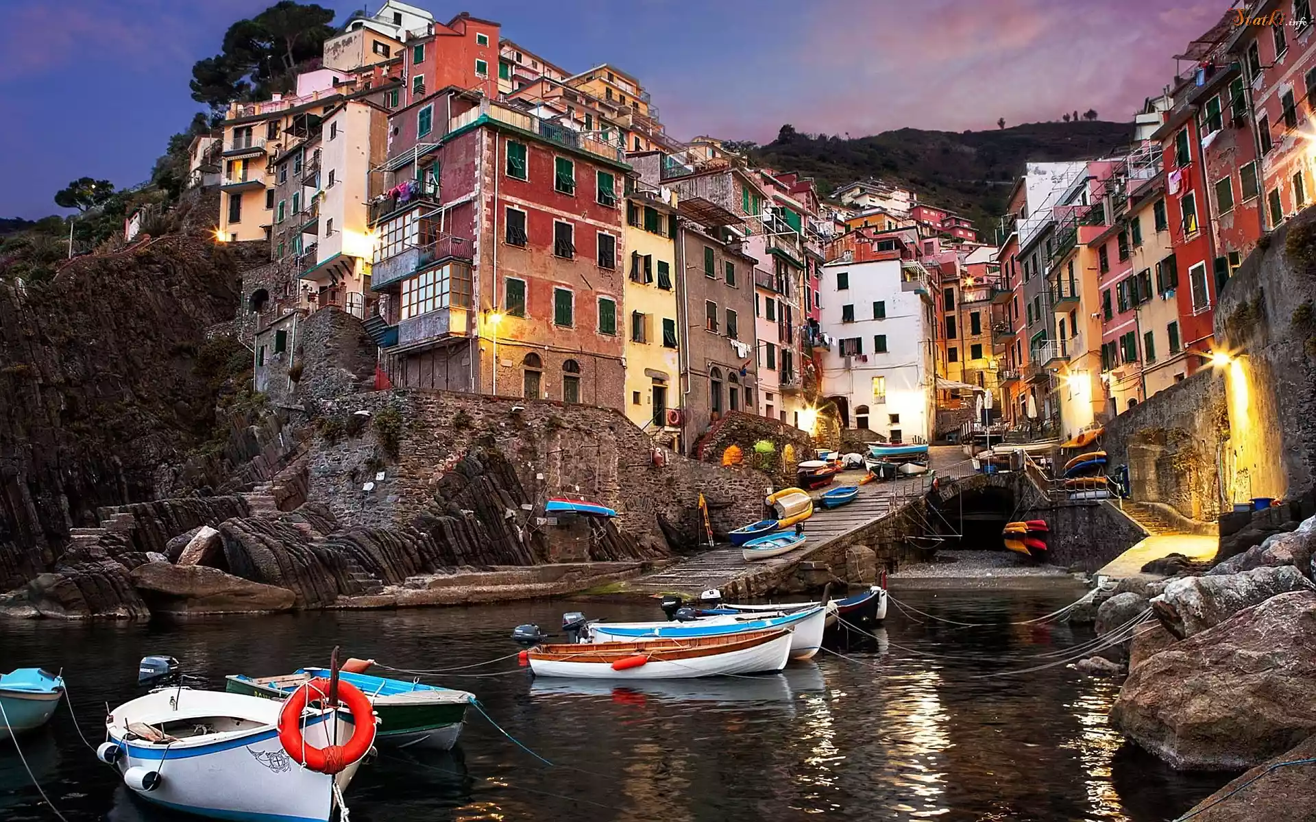 Włochy, Miasto Manarola, Łódki, Domy