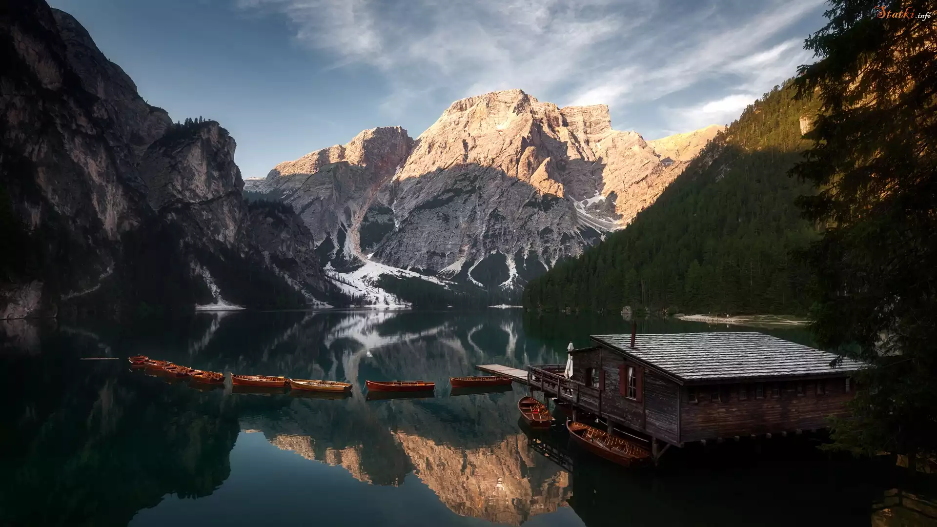 Włochy, Jezioro Pragser Wildsee, Lago di Braies, Góry Dolomity, Pomost, Drewniany, Domek, Łódki