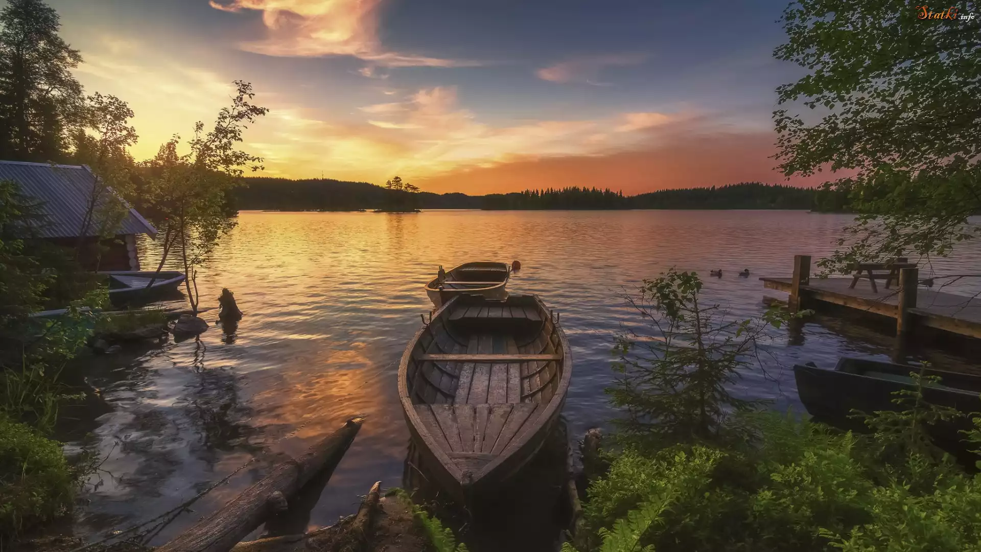 Norwegia, Zachód słońca, Jezioro, Przystań, Pomost, Łódki, Drzewa