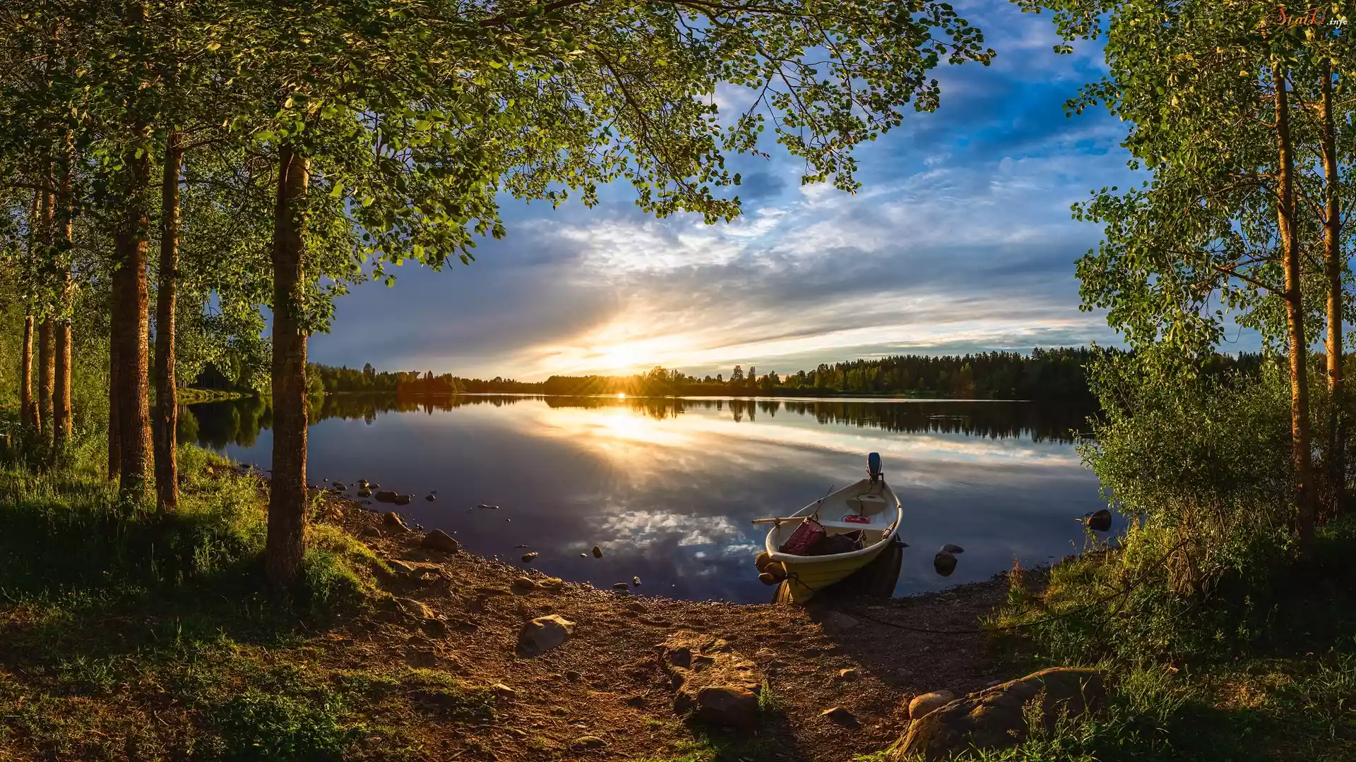 Zachód słońca, Rzeka Oulujoki, Łódka, Drzewa, Oulu, Finlandia