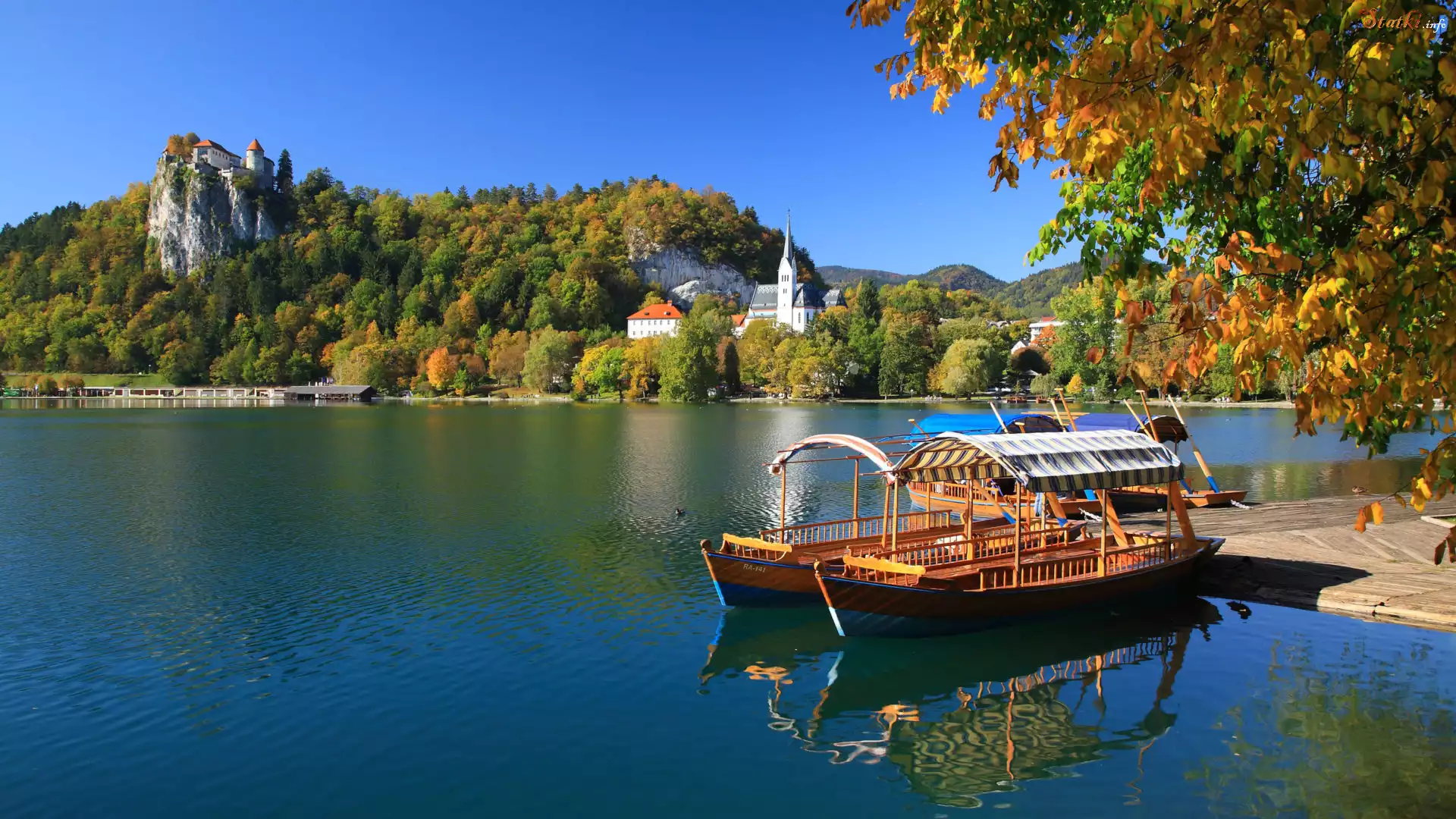 Jezioro Bled, Góry, Drzewa, Łódki, Zamek Bled, Kościół, Triglavski Park Narodowy, Słowenia