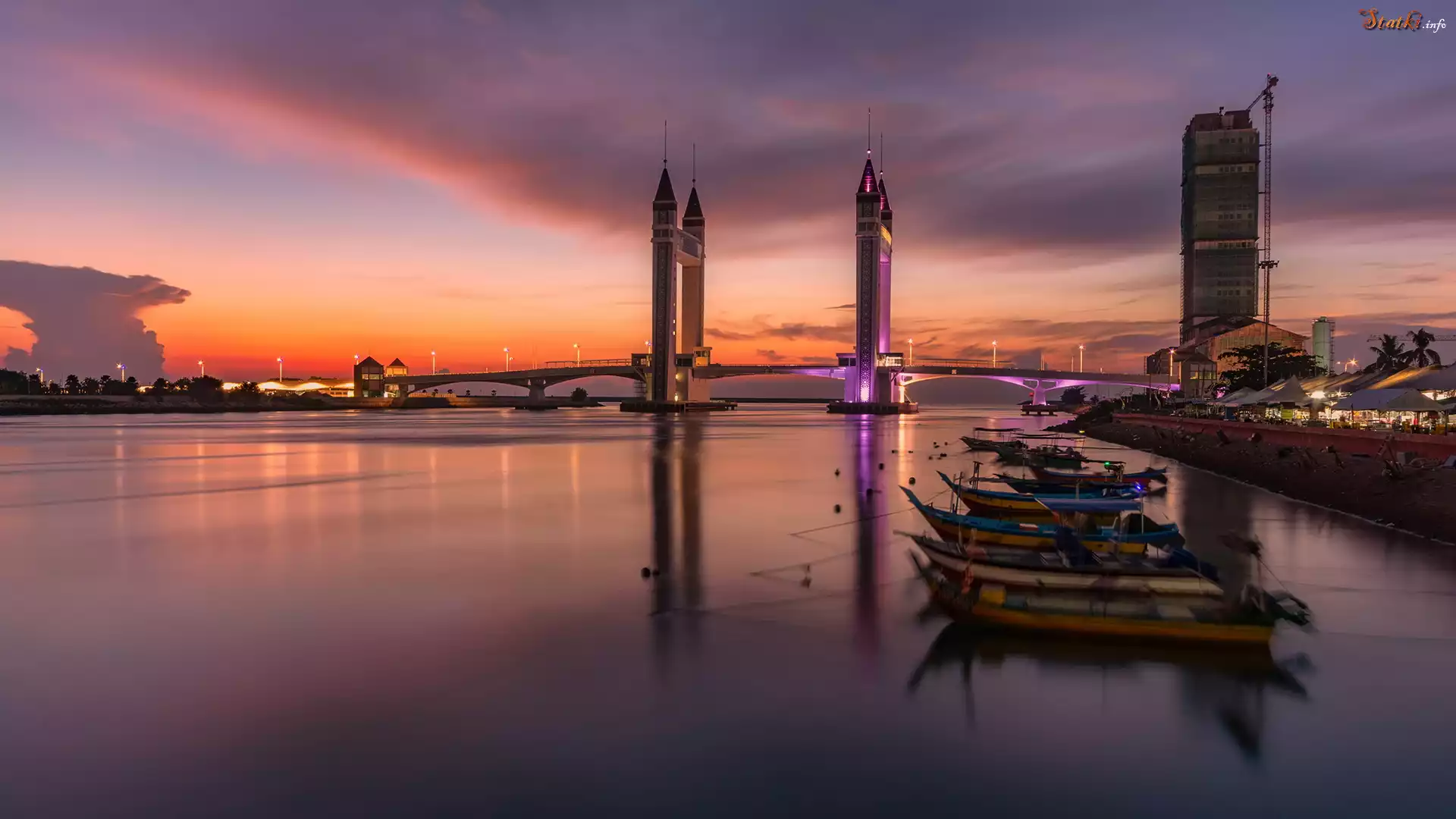 Rzeka Terengganu, Wschód słońca, Most zwodzony, Terengganu Drawbridge, Łódki, Kuala Terengganu, Malezja